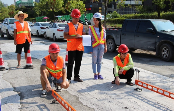 2018年8月，G220試驗(yàn)路段交工驗(yàn)收，測量彎沉評估路面的整體強(qiáng)度