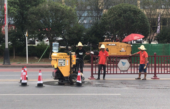 施工機(jī)械化，采用圓形井蓋切割機(jī)整治修復(fù)路面井蓋問(wèn)題
