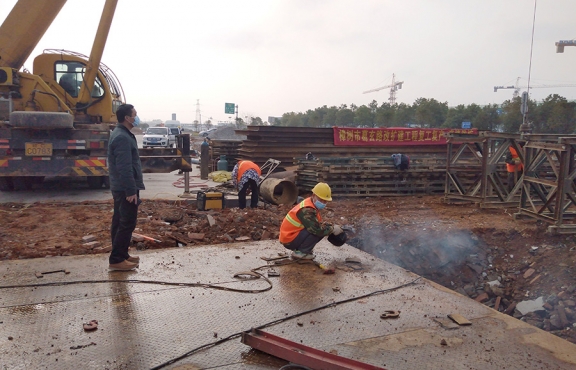 嚴(yán)抓復(fù)工后的疫情防控工作。圖為2020年2月24日樟樹(shù)葛玄路臺(tái)埠中橋便道鋼便橋施工現(xiàn)場(chǎng)